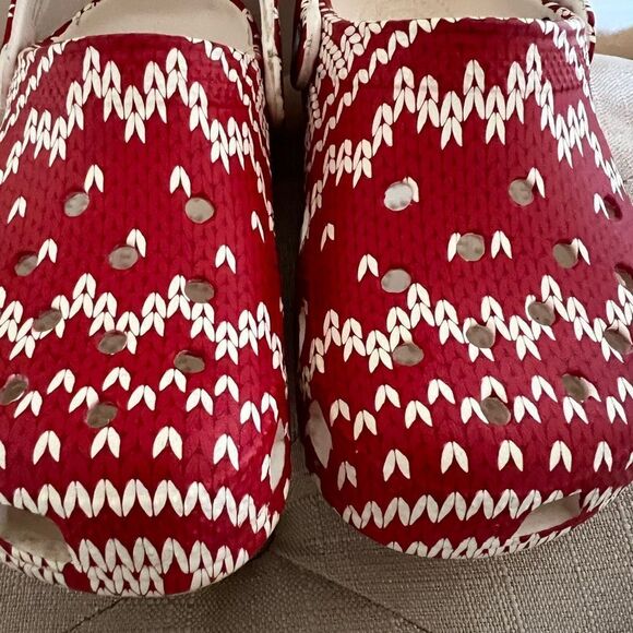 Crocs Red Patterned Clogs kids 4 - Picture 2 of 9